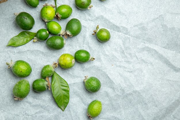 Close-up com pequena bomba de vitaminas frutas feijoas frescas