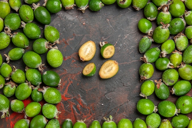 Close-up com pequena bomba de vitaminas frutas feijoas frescas