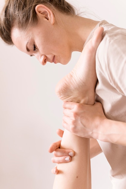 Close-up conceito de massagem no tornozelo