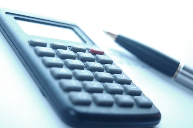 Foto grátis close-up da calculadora ao lado de uma caneta