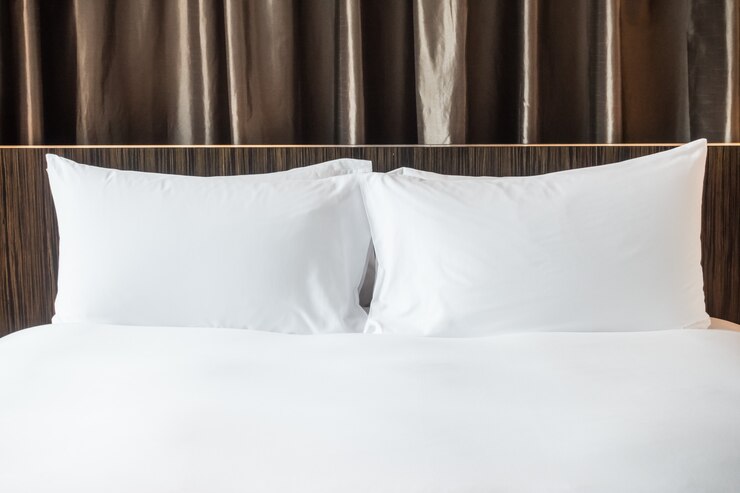 Foto grátis close-up da cama com dois travesseiros