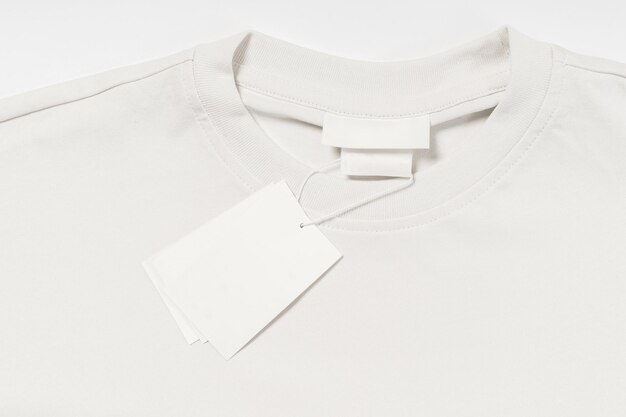 Close-up da etiqueta de papel em branco em uma roupa de algodão branco