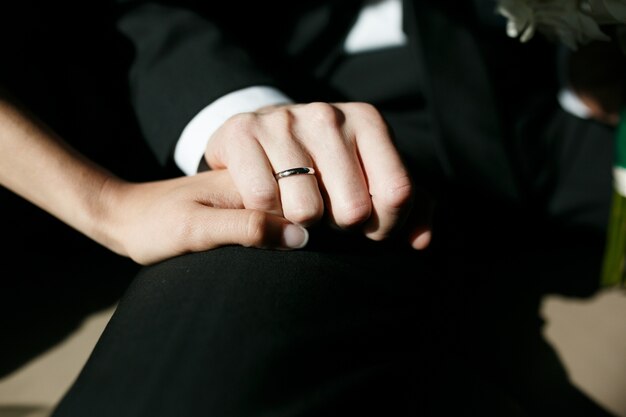 Close-up da mão com anel de casamento
