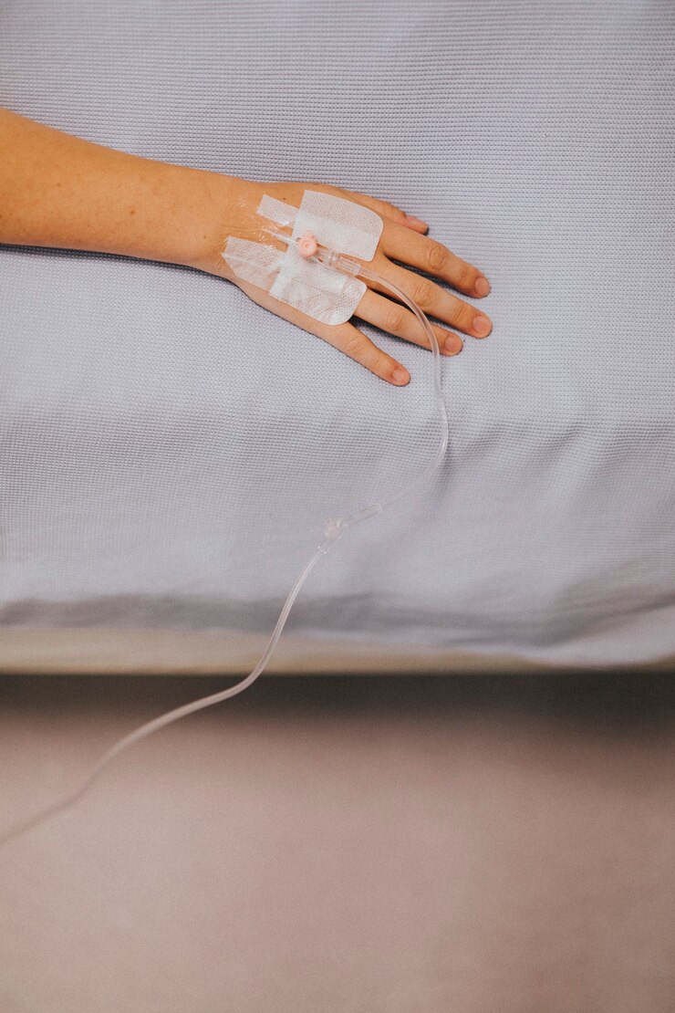Foto grátis close-up da mão de um paciente com um iv