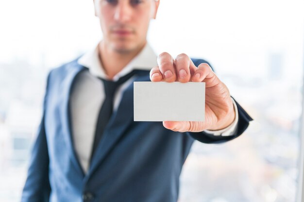 Close-up da mão do empresário, mostrando o cartão em branco