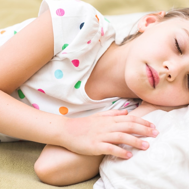 Foto grátis close-up da menina bonitinha dormindo na cama