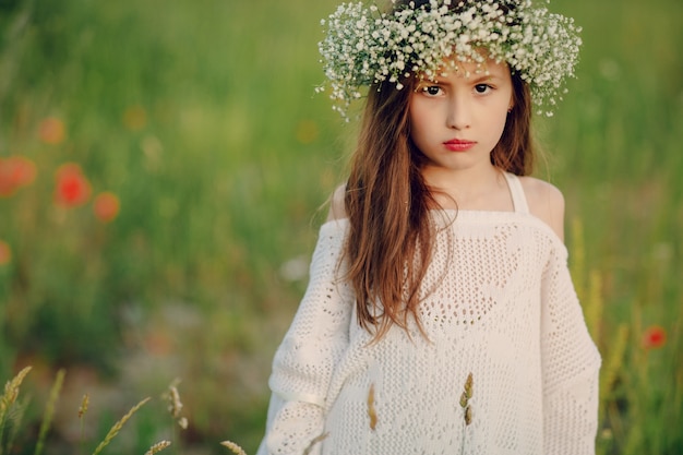 Close-up da menina infeliz no campo