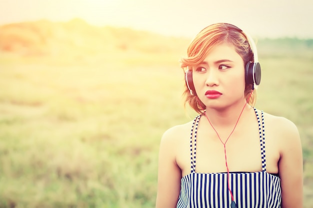 Foto grátis close-up da menina séria com fones de ouvido