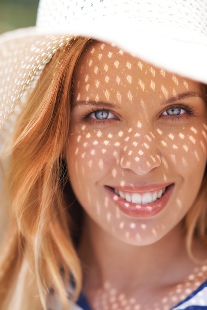 Foto grátis close-up da mulher bonita com um chapéu