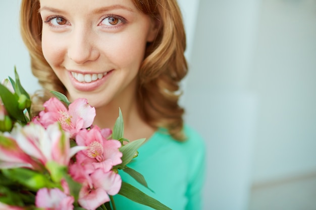 Close-up da mulher com flores rosa