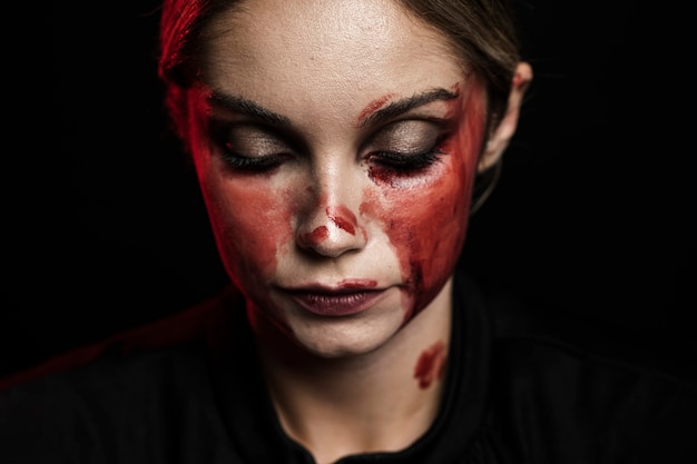 Foto grátis close-up da mulher com maquiagem de sangue falso