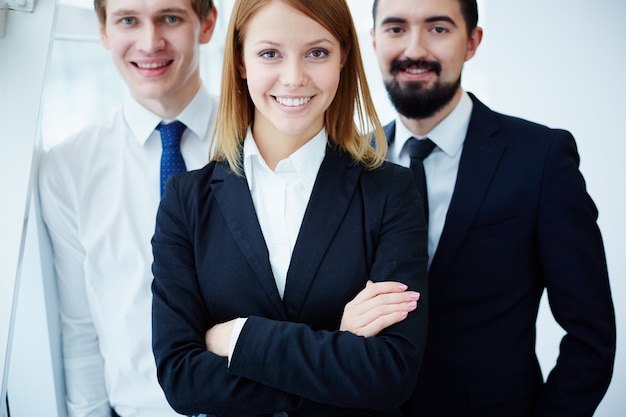 Foto grátis close-up da mulher de negócios orgulhosa com os colegas atrás