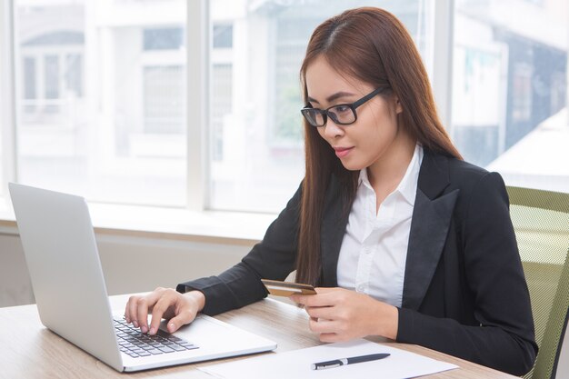 Close up da mulher Doing Business Online Banking