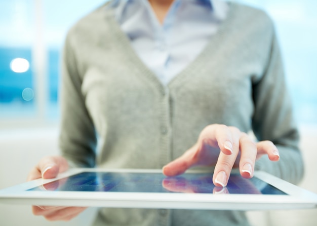 Foto grátis close-up da mulher segurando um tablet