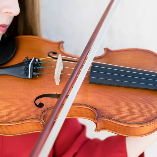 Close-up da mulher tocando violino