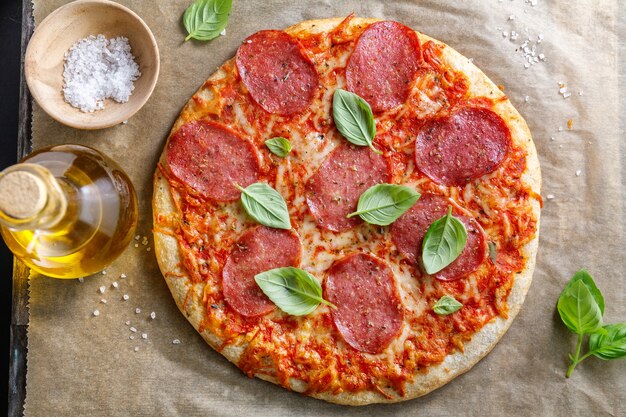 Close up da saborosa pizza de salame apetitoso com queijo e especiarias.