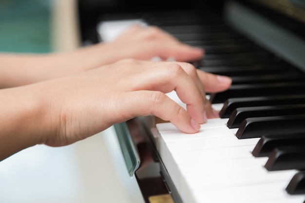 Close-up das mãos que jogam o piano