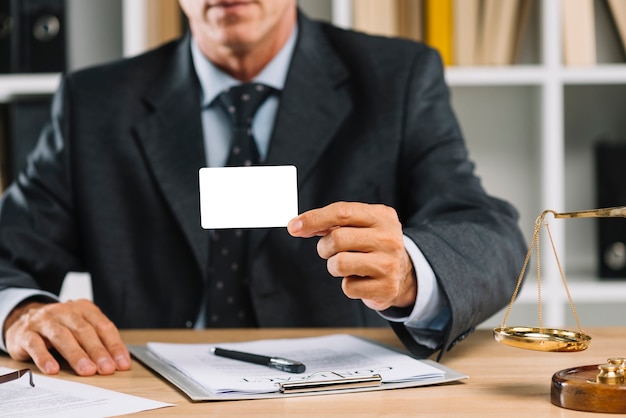 Close-up, de, advogado, mostrando, cartão branco branco, com, contrato, ligado, tabela
