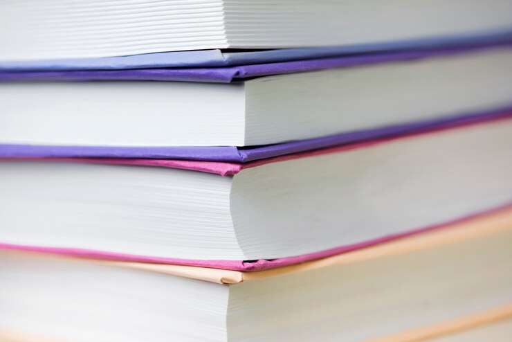 Foto grátis close-up de alguns livros horizontais