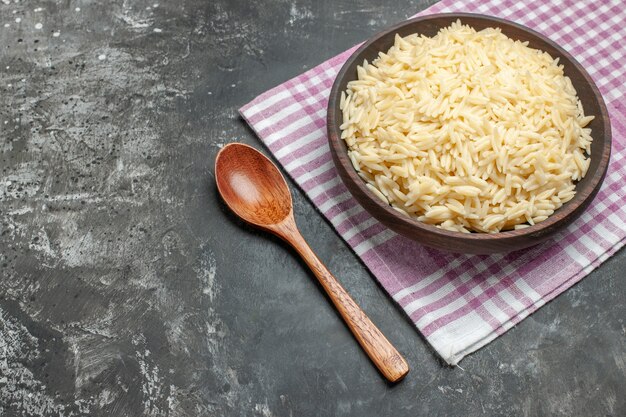 Close-up de arroz cozido em uma panela de madeira marrom