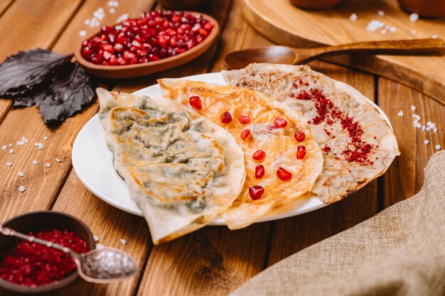Close-up de bandeja de gutabs do Azerbaijão com ervas abóbora e carne guarnecida