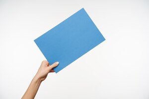 Close-up de belas mãos segurando uma folha de papel em branco