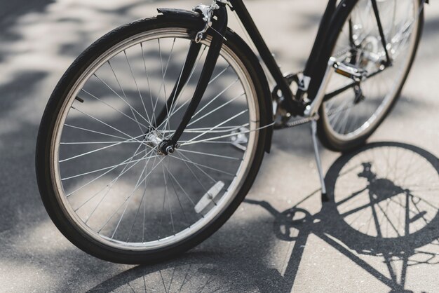 Close-up, de, bicicleta, estacionado, ligado, rua, em, luz solar
