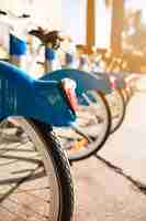 Foto grátis close-up de bicicletas ficar em uma fila em um estacionamento para alugar