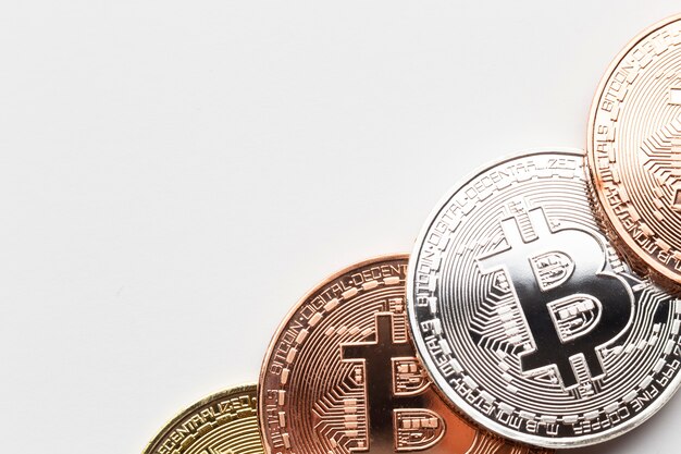 Close-up de bitcoin em cores diferentes