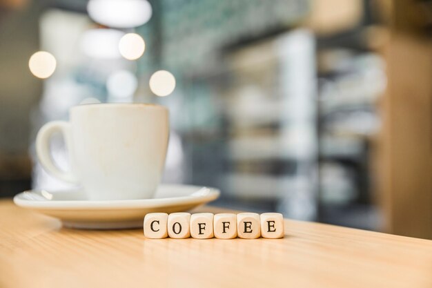 Close-up de blocos cúbicos de café de madeira com café no café