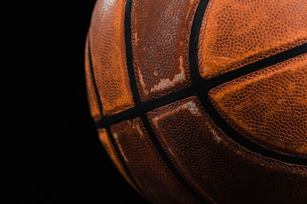 Close-up de bola de basquetebol velha