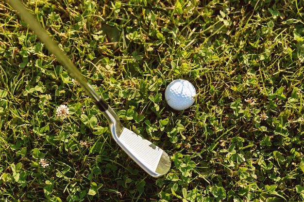 Close-up de bola de golfe com taco de golfe antes de sair