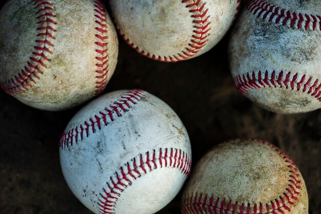 Close-up de bolas de beisebol sujas