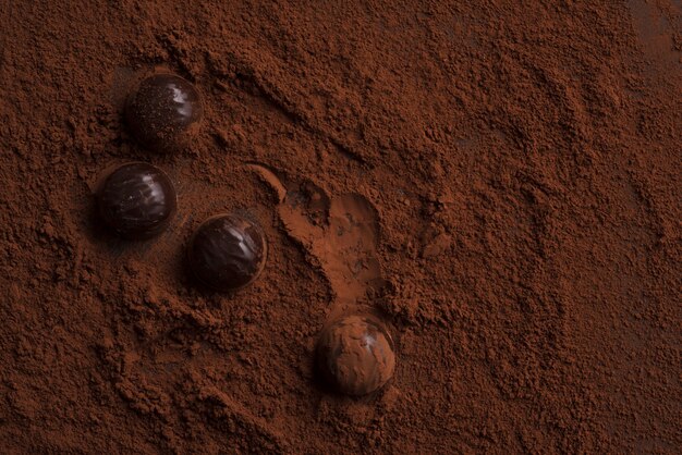 Close-up de bombons de chocolate em pó de chocolate