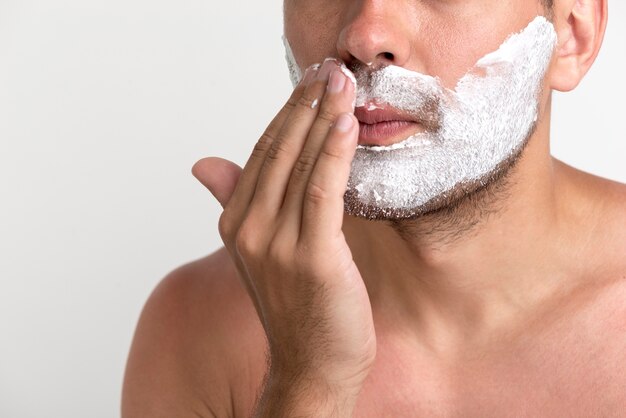 Close-up, de, bonito, homem jovem, aplicando, espuma raspando