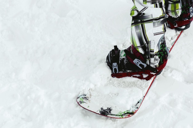 Close-up de botas de esqui em snowboard branco