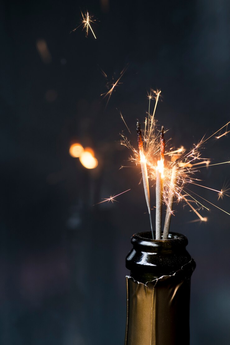 Foto grátis close-up, de, burring, sparkler, em, garrafa vinho, ligado, experiência escura