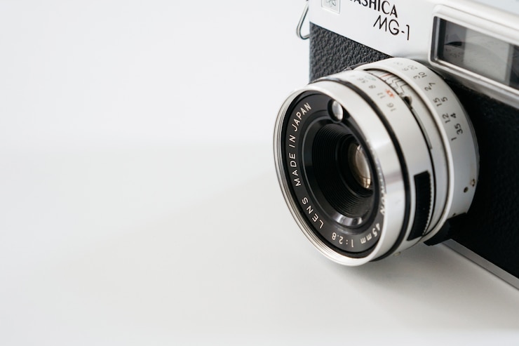 Foto grátis close-up de câmera vintage em fundo branco