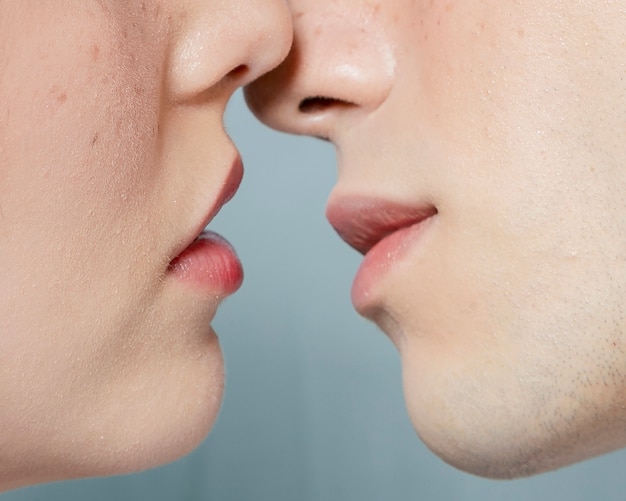 Close-up de casal quase se beijando e sardas