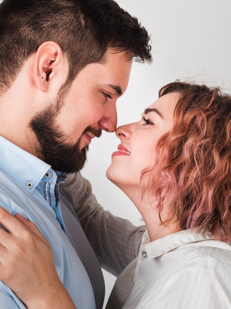 Foto grátis close-up de casal quase se beijando para dia dos namorados
