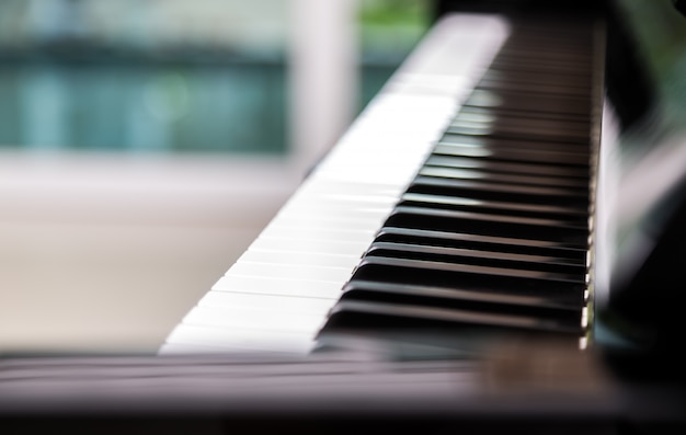 Close-up de chaves do piano com fundo borrado