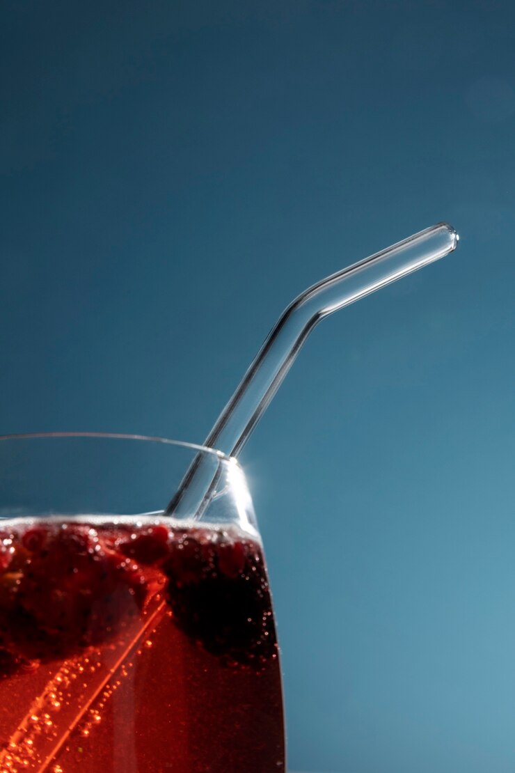 Foto grátis close-up de copo de bebida transparente com canudo de vidro
