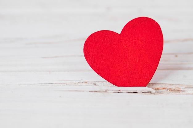 Foto grátis close-up de coração em mesa de madeira