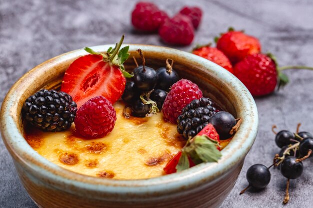 Close-up de creme brulee, guarnecido com frutas