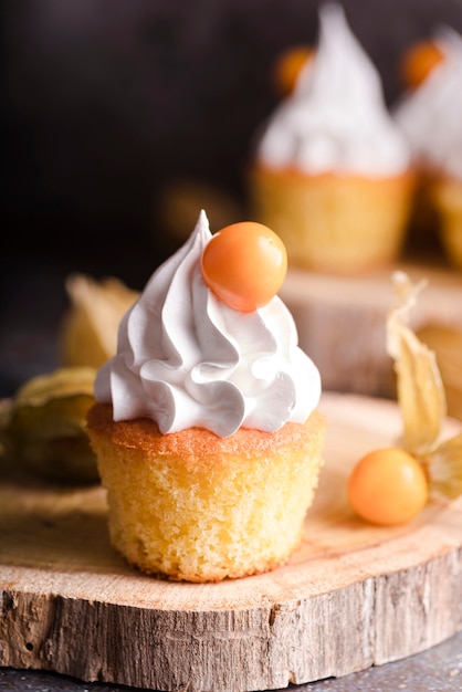 Close-up de cupcake com glacê e frutas