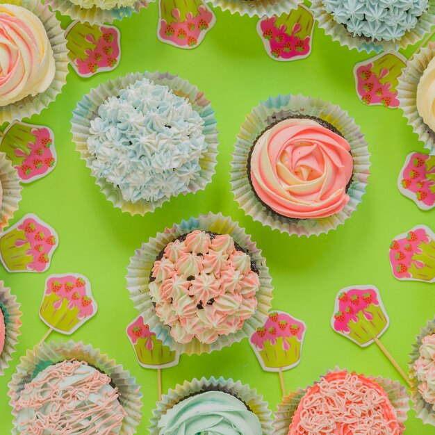 Close-up de cupcakes e palitos decorativos