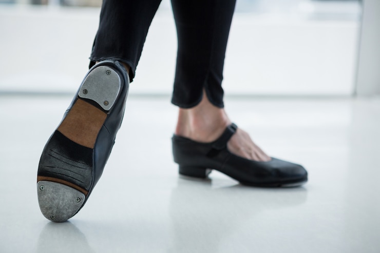Foto grátis close-up de dançarina usando sapatos de torneira