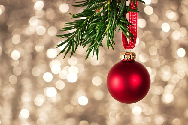 Close up de decorações de natal com bokeh colorido brilhante no fundo, conceito de Natal