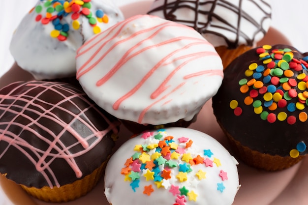 Foto grátis close-up, de, decorado, cupcakes