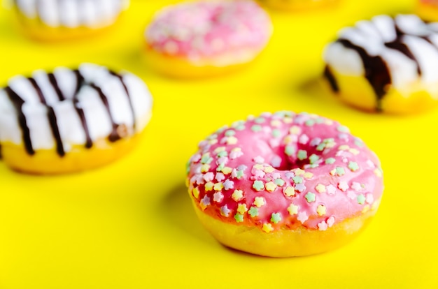 Close up de deliciosos donuts em uma superfície amarela - perfeito para um papel de parede legal